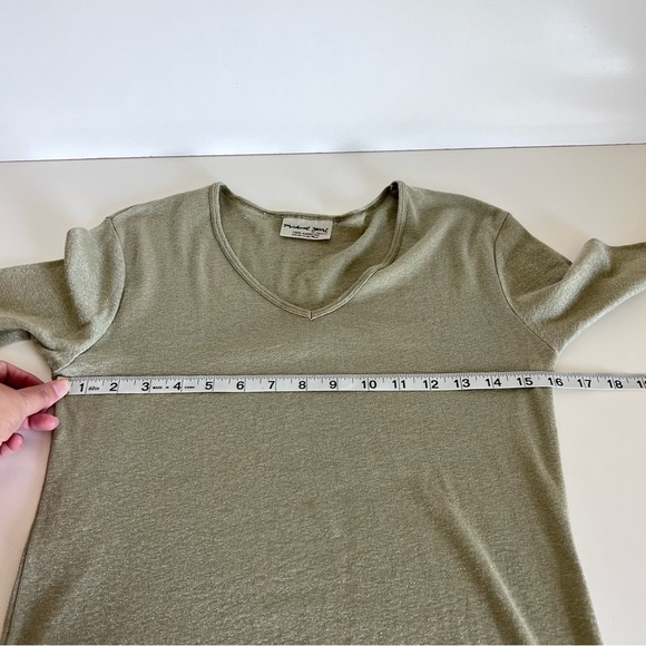 Michael Stars Women’s Angelina Shine V-Neck Tee - Picture 6 of 8